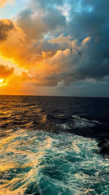 我见过很多日落，却独爱海上这种🌤️#船长日记 #海上日落 #国际海员 #橘子海 #原创视频